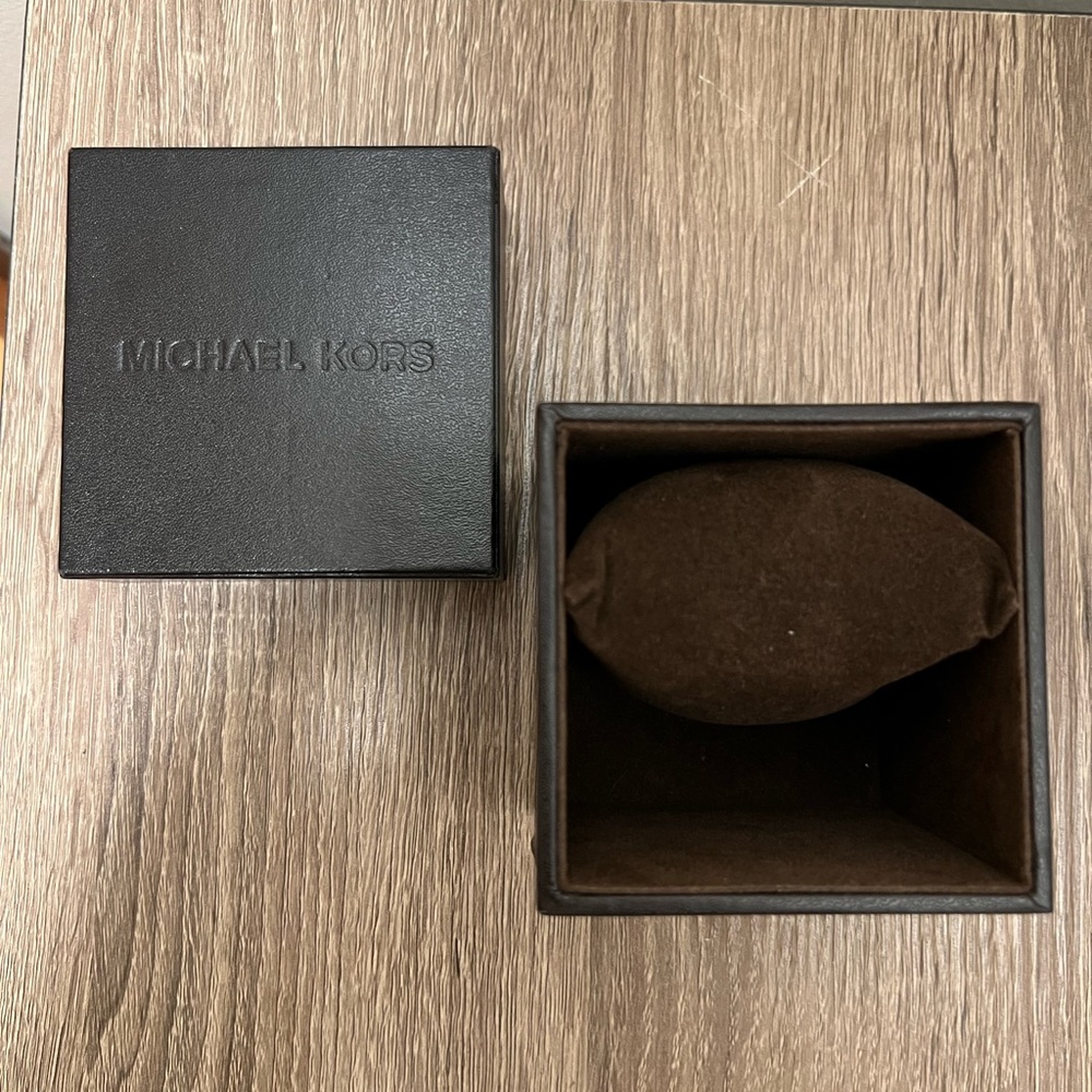Michael Kors Watch Box - Picture 2 of 2